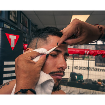 Sticks for cutman TITLE Ultra Absorbent